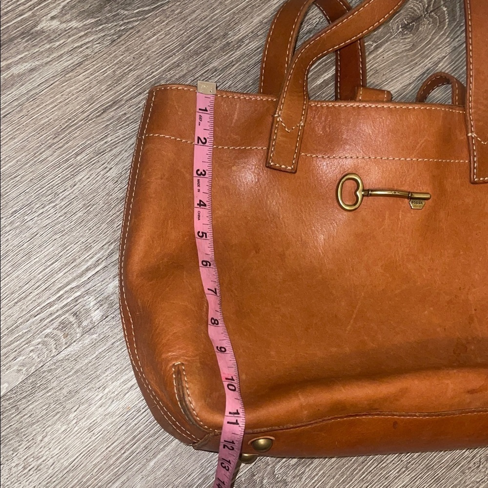 Fossil Tan Leather Tote with brass key Accent shoulder handbag medium size - Picture 10 of 12